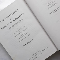 Пятикнижье (Тора) с коментариями Раши, книга Брейшит. (английский, иврит)