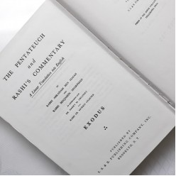 Пятикнижье (Тора) с коментариями Раши, книга Шмот. (английский, иврит)